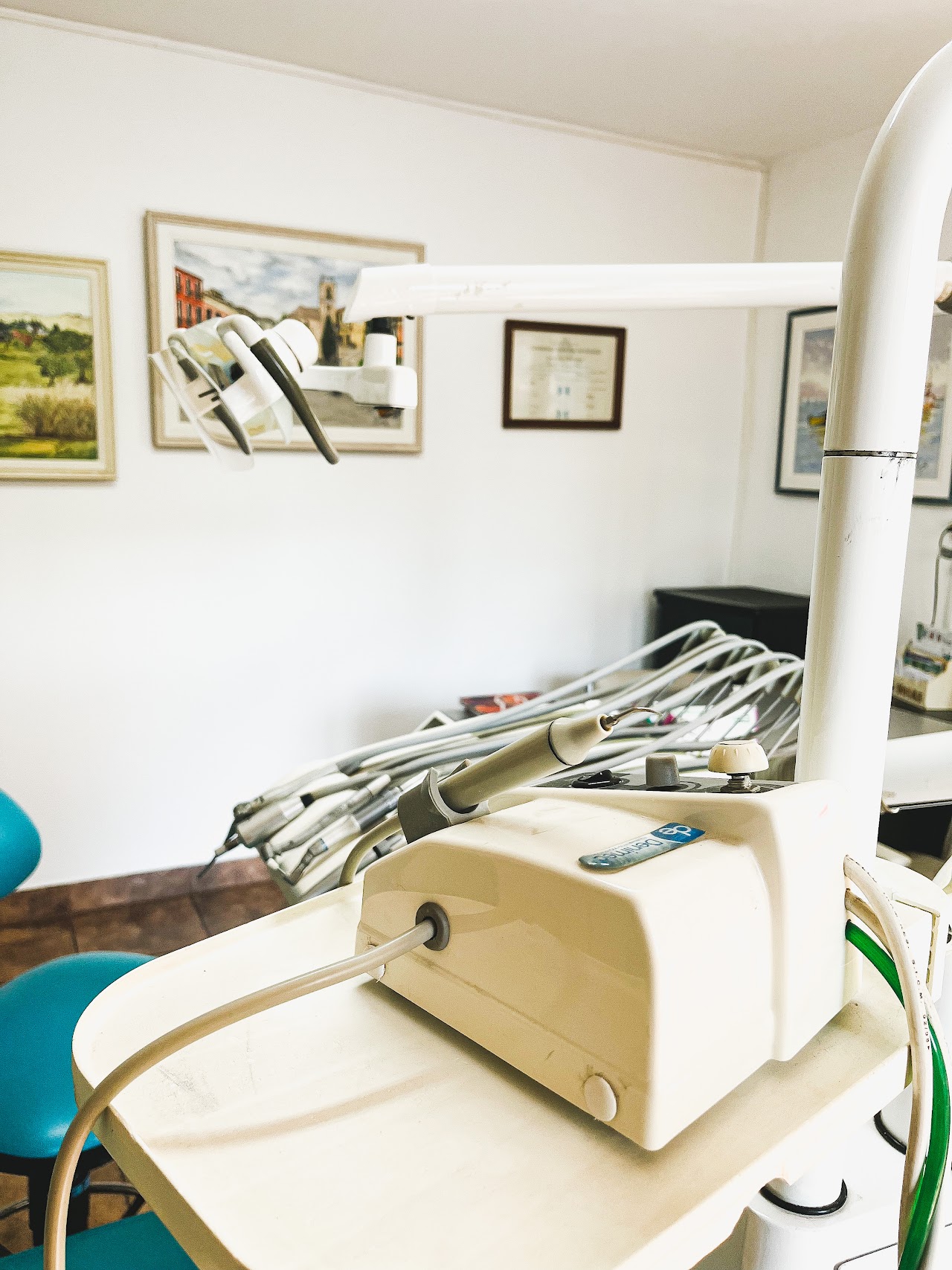 Sala de espera y recepción confortable en Consultorio Santa Coloma